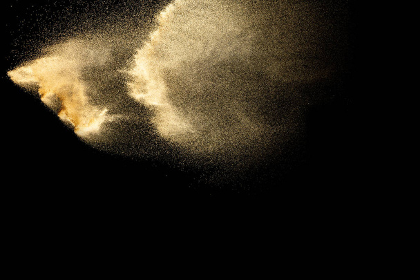 Barna száraz folyó homokja robbanás izolált fekete háttér. Absztrakt homok Splash. - Fotó, kép