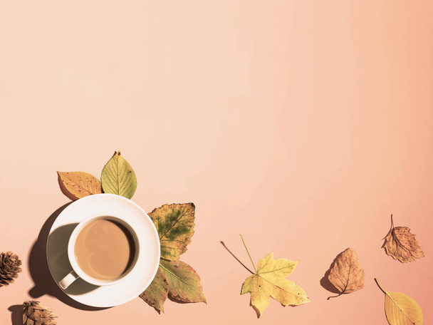 Autumn theme with a cup of coffee - Фото, зображення