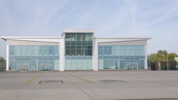 Budynek terminalu lotniska na zewnątrz - Materiał filmowy, wideo