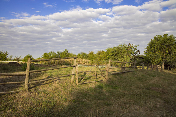 campo pueblo paisaje paisaje vista con valla de madera rústica y parque naturaleza al aire libre en la mañana amanecer tiempo
  - Foto, Imagen