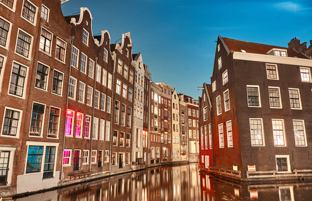 Κανάλι μεταξύ κτιρίων τη νύχτα στο Άμστερνταμ - Φωτογραφία, εικόνα