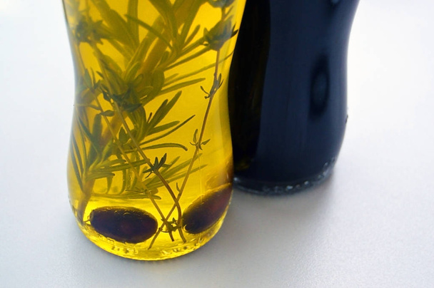 Lähikuva laukaus öljyä ja etikkaa pulloja
 - Valokuva, kuva