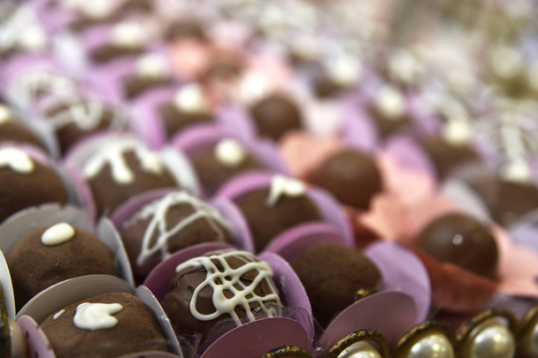 mesa de fiesta con chocolates brigadeiro chocolates
 - Foto, Imagen