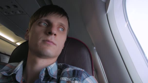 Uçakta Genç Gülümseyen Adam - Video, Çekim