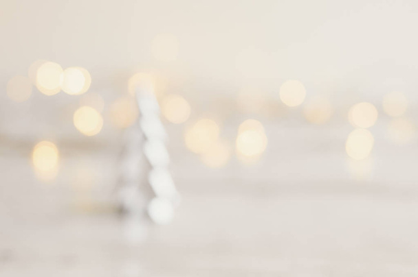 Θαμπό φόντο με μικρό χριστουγεννιάτικο δέντρο και κίτρινα φώτα. Εορτών - Φωτογραφία, εικόνα
