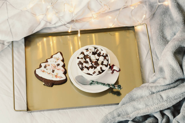 Marshmallow ve Noel ağacı şeklinde çerez ile sıcak çikolata metal bir tepsi üzerinde servis. Yatakta kahvaltı. Kış sezonu - Fotoğraf, Görsel
