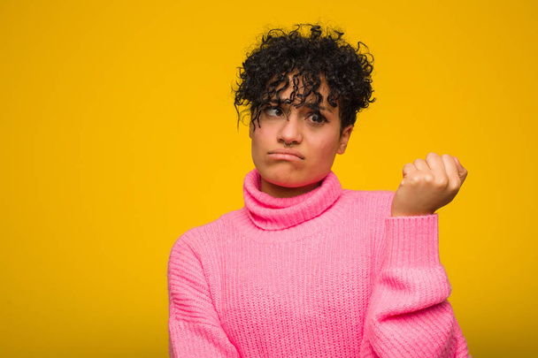 Молода американка, одягнена в рожевий светр, торкається потилиці, думає і робить вибір.. - Фото, зображення