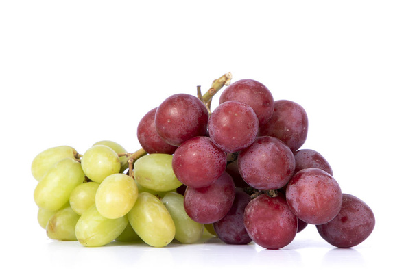 uvas verdes y moradas con fondo de color blanco - Foto, imagen
