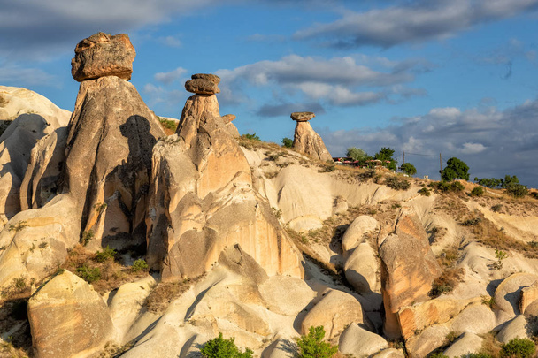 Symboli Cappadocia - Fairy savupiippu tai Multihead kivi sieniä Pasabag Valley, Anatolia
, - Valokuva, kuva