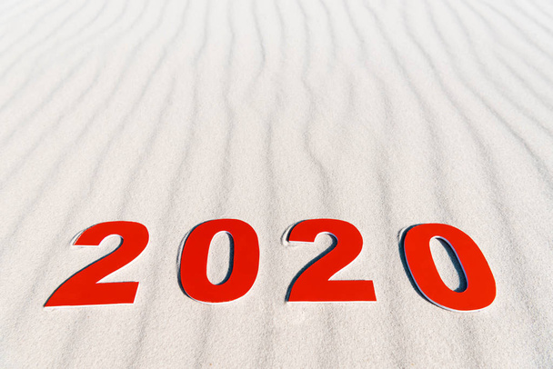 2020 numbers on white sand on beach in Maldives - Foto, Bild