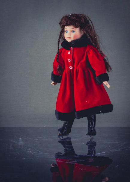 Scène d'hiver : Belle poupée de style vintage, aux yeux bleus et
 - Photo, image