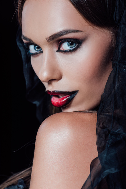 chica vampiro en vestido gótico negro y velo aislado en negro
 - Foto, imagen