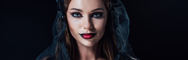 tiro panorâmico de assustador vampiro menina em vestido gótico preto e véu isolado em preto
 - Foto, Imagem