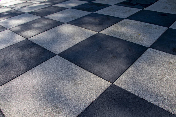 Siyah ve gri kare satranç zemini, parkta oyun alanı - Fotoğraf, Görsel
