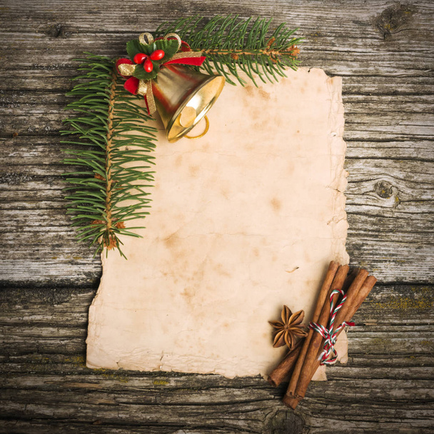 Vánoční dekorace přes staré dřevo pozadí - Fotografie, Obrázek