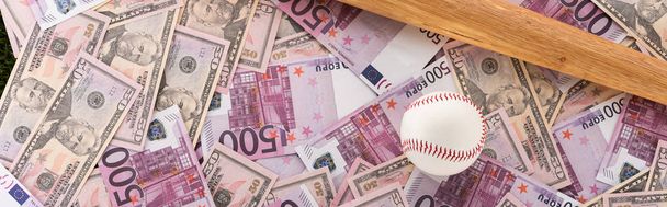 panorámás lövés baseball ütő és labda euró és dollár bankjegyek, sportfogadás koncepció - Fotó, kép