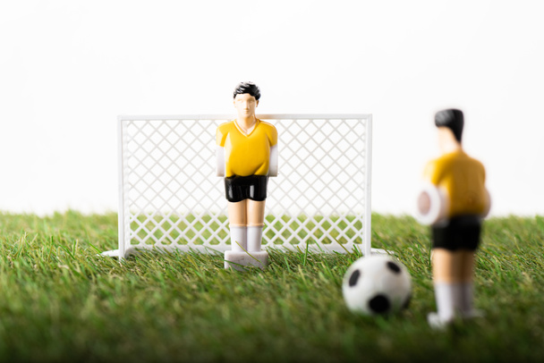 selektiver Fokus von Spielzeugfußballern, Toren und Ball auf grünem Rasen isoliert auf weißem, Sportwetten-Konzept - Foto, Bild