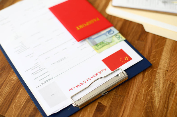 銀のペンを持つ赤いパスポートはシェンゲンに対して嘘をつく - 写真・画像