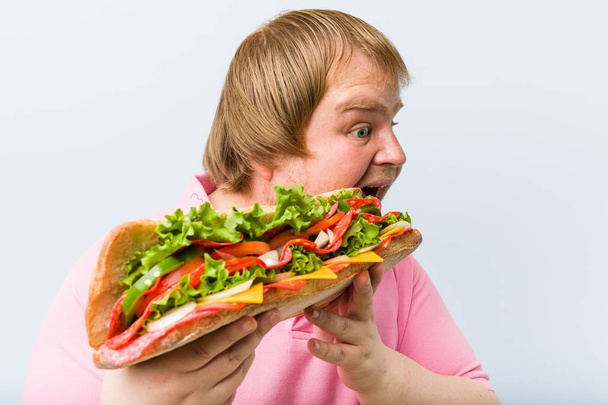 caucasico pazzo bionda grasso uomo in possesso di un gigante panino
 - Foto, immagini