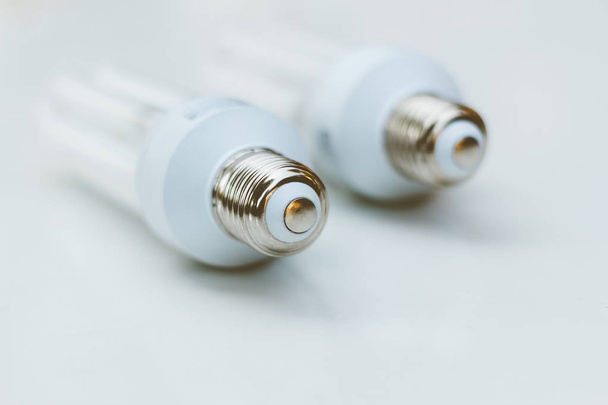 Контакт или основание винта (нити) флуоресцентной лампы - Концепция энергосбережения
 - Фото, изображение
