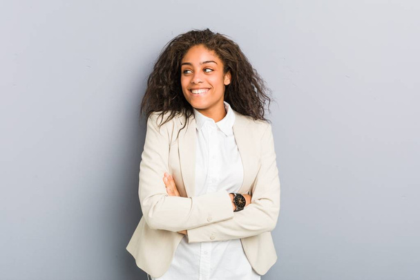 Young african american business woman smiling confident with crossed arms. - Foto, Bild