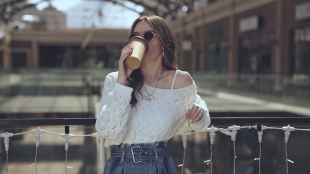 стильна дівчина п'є каву, щоб вийти на вулицю
  - Кадри, відео