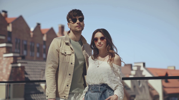 élégant homme et femme dans des lunettes de soleil à l'extérieur
  - Séquence, vidéo
