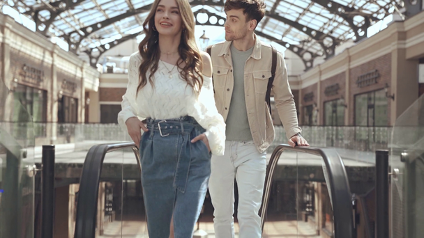 glückliche Frau und Mann zu Fuß in Einkaufszentrum  - Filmmaterial, Video