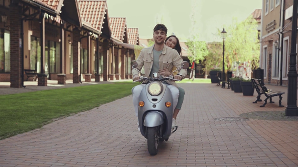 veselý muž a žena na koni motocyklu venku  - Záběry, video