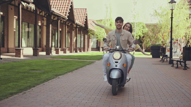 mosolygós férfi és nő lovaglás motorkerékpár kívül  - Felvétel, videó