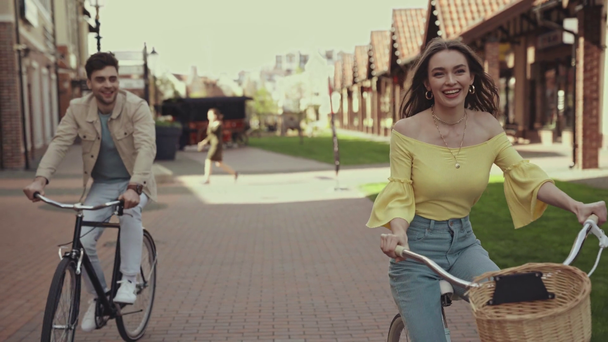 souriant homme et femme à vélo à l'extérieur
  - Séquence, vidéo