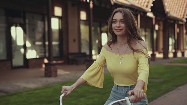 θετικό κορίτσι ιππασία ποδήλατο έξω  - Πλάνα, βίντεο