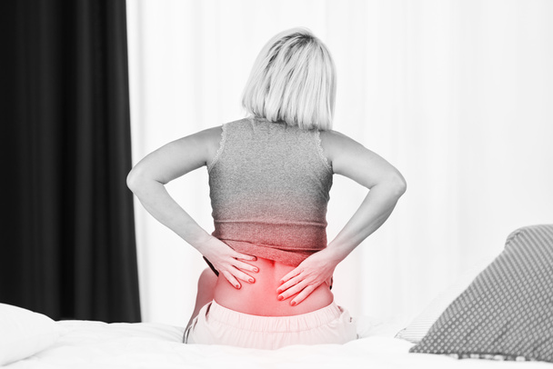 Ενήλικες γυναίκα αισθάνεται unewll που πάσχουν από πόνο στην πλάτη - Φωτογραφία, εικόνα