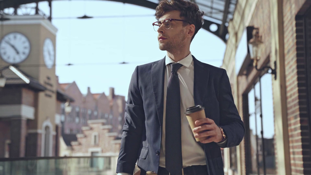 zakenman wandelen en het drinken van koffie te gaan  - Video