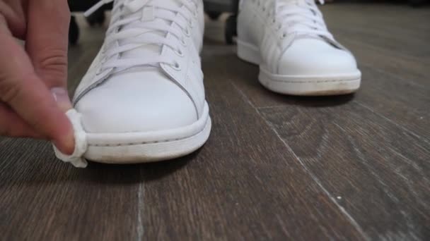 Czyszczenie skórzane białe buty - Materiał filmowy, wideo