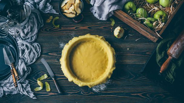Apple pie making process, dough forming - Foto, Imagem