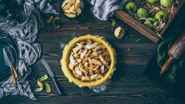 Apple pie making process, adding sugar and cinnamon - Foto, Imagen