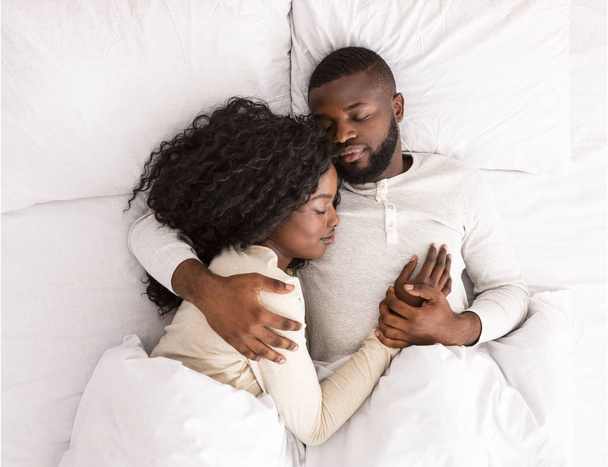 Top näkymä afrikkalainen amerikkalainen pari nukkuu yhdessä sängyssä
 - Valokuva, kuva
