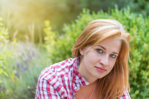 Portrait of pensive young woman outdoors - Foto, Bild