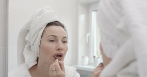 Woman Applying Makeup Doing Contour with a Lip Pencil Shot on Red Epic - 映像、動画