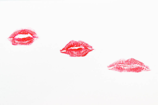 Erilaiset punaiset huulipunan jäljet eristetty valkoisella taustalla
 - Valokuva, kuva