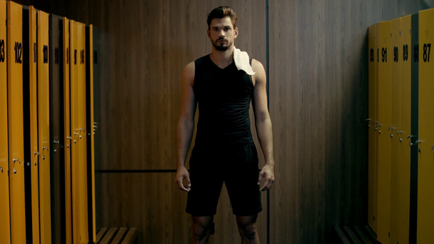 bärtiger Sportler legt Handtuch auf Schulter - Filmmaterial, Video