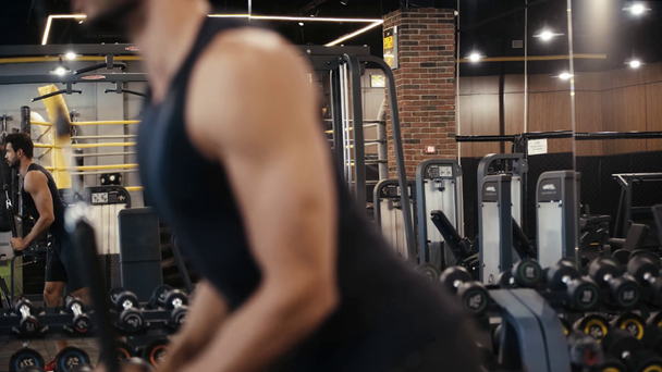 επιλεκτική εστίαση του αθλητή άσκηση στο γυμναστήριο  - Πλάνα, βίντεο