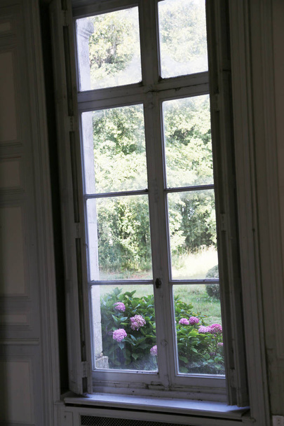 Piękne drewniane okno ramowe w starym budynku bez ludzi - Zdjęcie, obraz