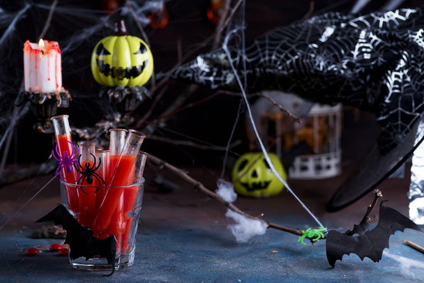 Cocktail sanglant dans des tubes de verre pour la fête d'Halloween. Fond en pierre noire - Photo, image