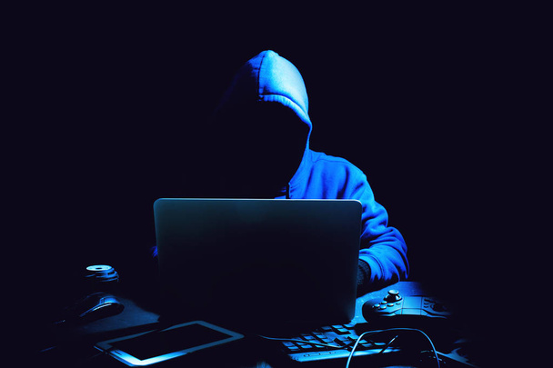 pirate homme terroriste avec attaque d'ordinateur de virus au système de réseau serveur en ligne dans la sécurité des données Internet piratage ai concept
 - Photo, image