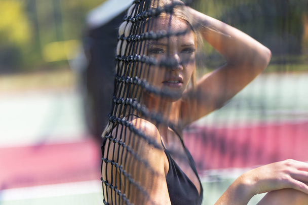 Krásné blondýny modelky hraje tenis na horké léto den - Fotografie, Obrázek