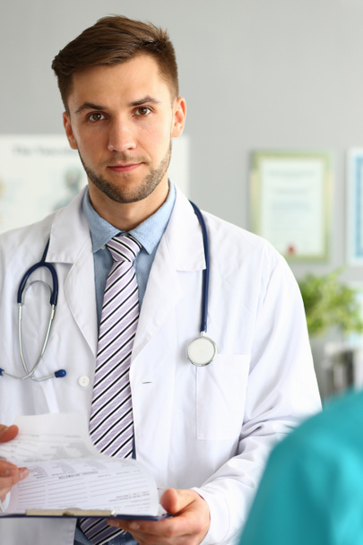 Parrakas lääkäri poseeraa poliklinikalla
 - Valokuva, kuva