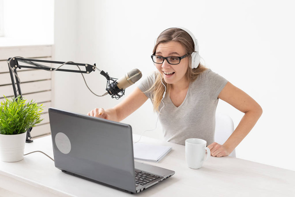 Podcasting, DJ és sugárzott koncepció-műsorvezető vagy a fogadó rádió állomás hosting show rádió - Fotó, kép