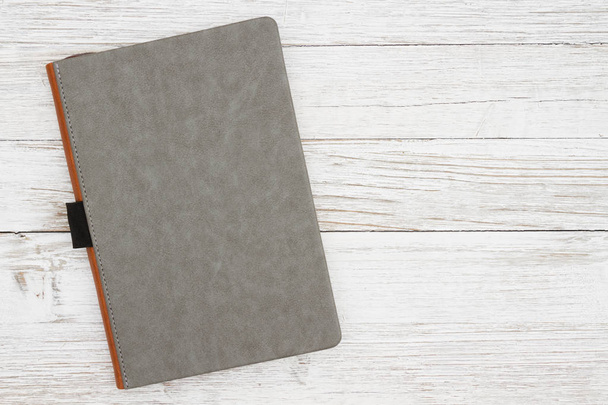 Prázdný šedý deník na provětrané dřevěné pozadí - Fotografie, Obrázek
